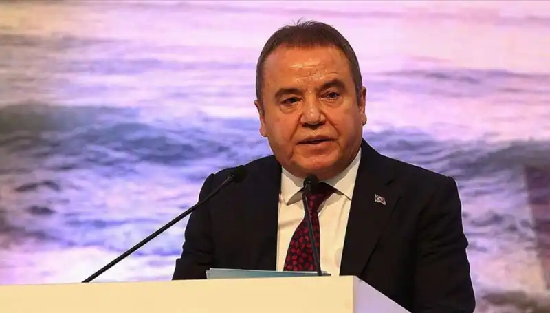 Antalya'nın Hizmetsever Lideri: Muhittin Böcek'in Hayatı ve Vizyonu