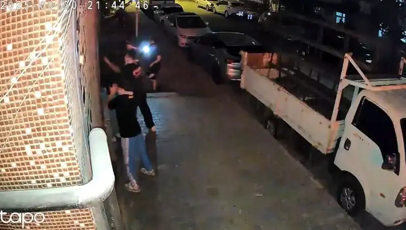Etek Giydirilen Gençler: "Abinin Selamı Var" Diyerek Saldırdılar!