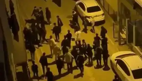 Esenyurt'ta Gençler Arasında Sopalı Tartışma Şehirde Hayatı Durdurdu