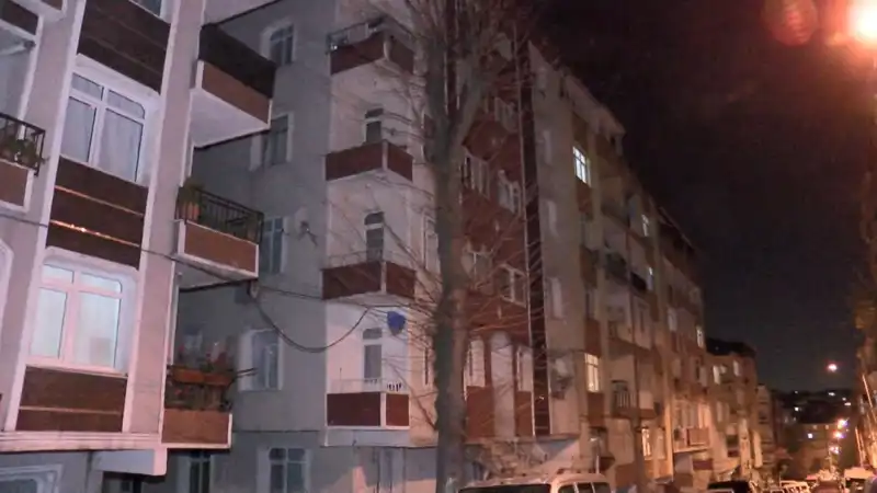 Altı Katlı Apartman Kolonlarından Gelen Sesle Tahliye Edildi: Panik Anları
