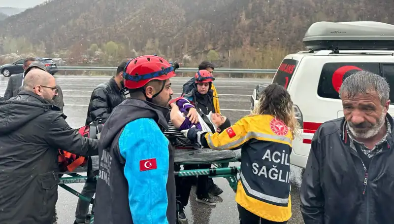 Otomobil İstinat Duvarına Çarptı: 5 Yaralının Durumu Kritik