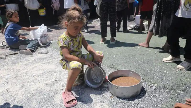 Gazze’deki Çocuklar Açlık İçin Feryat Ediyor: Bir Ekmek İçin Mücadele