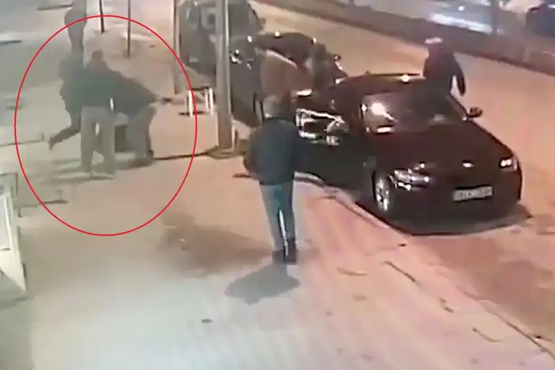 : Bacak Kıran Park Yeri Kavgası: Üç Kişi Bir Araca Saldırdı