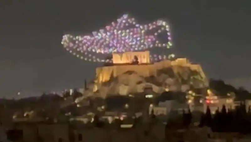 Akropolis’teki Drone Reklamlarına Soruşturma: Yasadışı mı, Yenilikçi mi?
