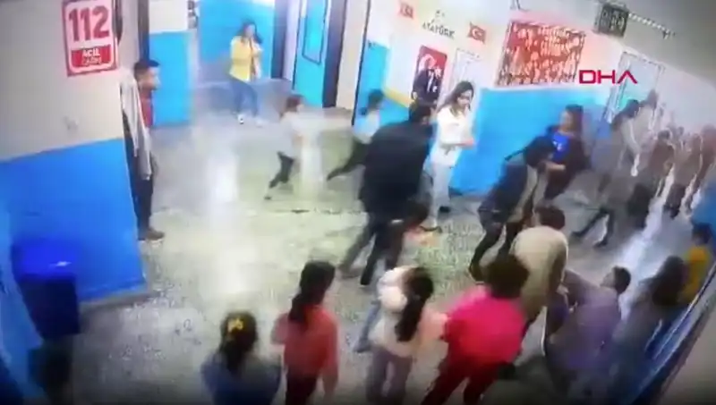 Bayılan Öğrenciyi Müdür Yardımcısı Kurtardı: Okulda Şok Anlar!