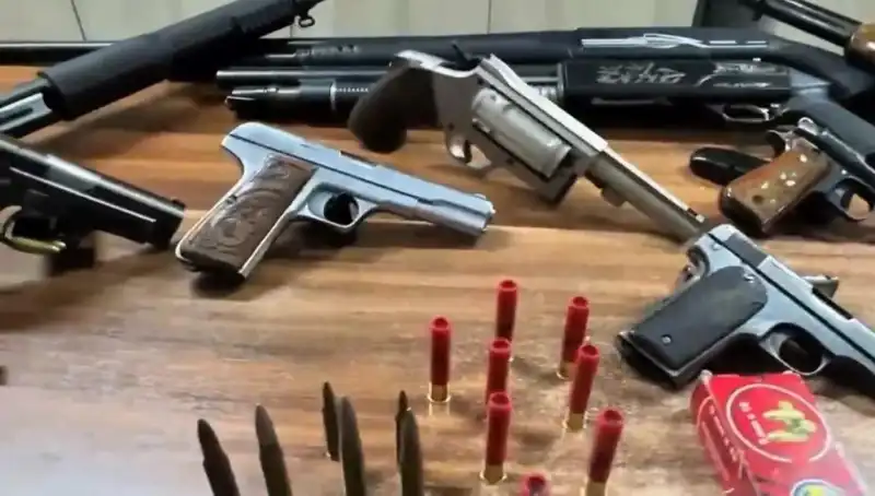 İzmir'de Yasa Dışı Silah Ticareti Operasyonu: Adalet Yerini Buldu!