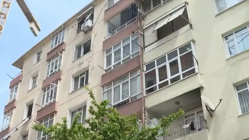 İstanbul’da Kolonları Patlayan 96 Dairelik Sitede Tahliye Süreci Başladı