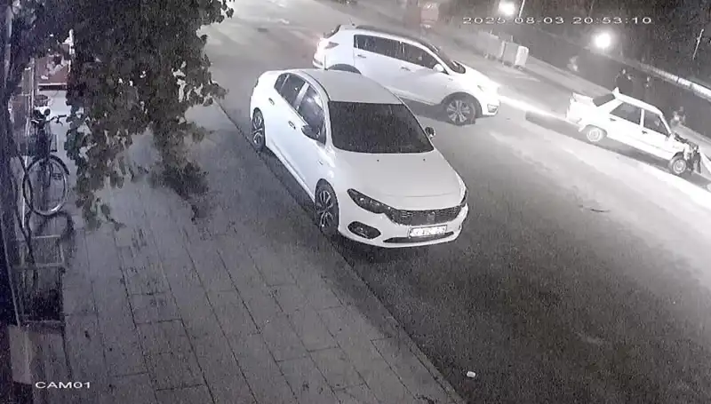 Yayalara Yol Vermek İsteyen Sürücü Arkadan Çarpıldı: Şok Edici Kaza Anı