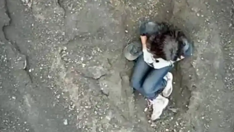 Turist Yanardağın İçine Düşerek Dört Gün Boyunca Kayboldu, Sonunda Cansız Bedeni Bulundu