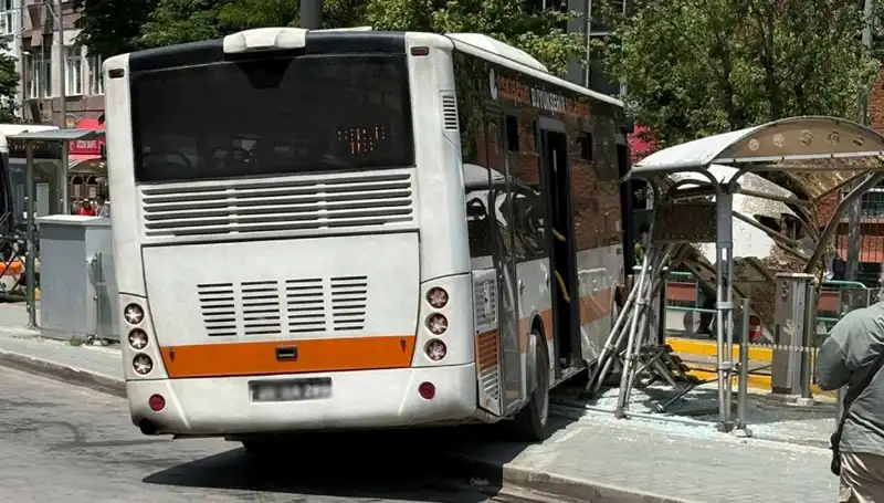 Belediye Otobüsü Tramvay Durağına Dalınca Neler Yaşandı?