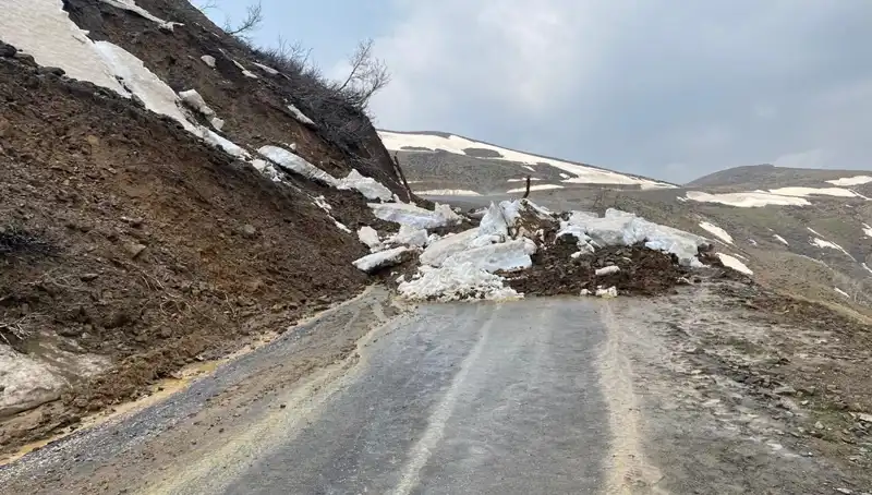 Muş'ta Heyelan Sonrası Büz İmalatı ile Yol Yeniden Kullanıma Açıldı