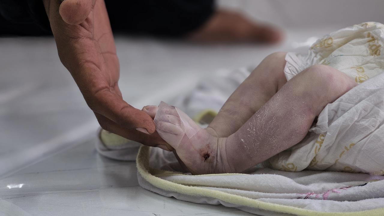 Gazze'deki Aileler Soğuktan Korumak İçin Nöbette
