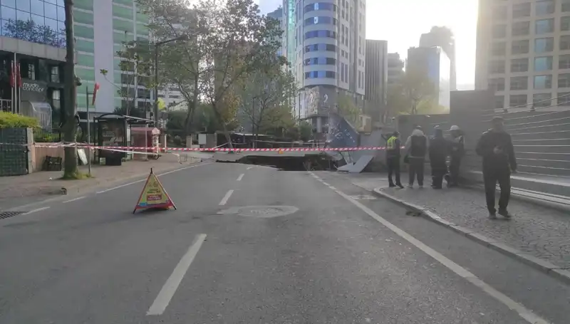 Sarıyer'de Şok Eden Olay: Cadde Çöktü, Trafik Kapatıldı!