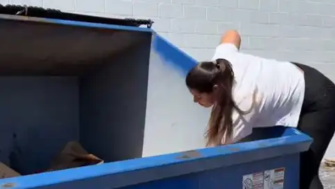 Alışverişi Bırakıp Çöp Karıştıran Kadın, İki Yılda 2 Milyon TL Kazandı!