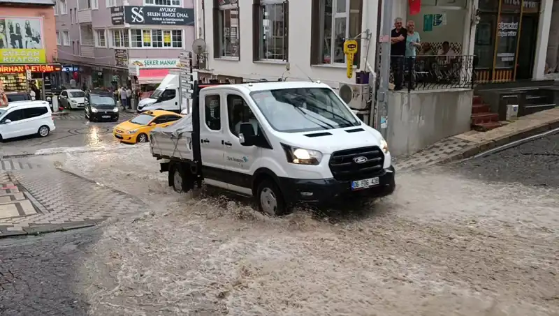 10 Dakikada Gelen Sağanak: Şehirde Su Baskınları Felç Ediyor