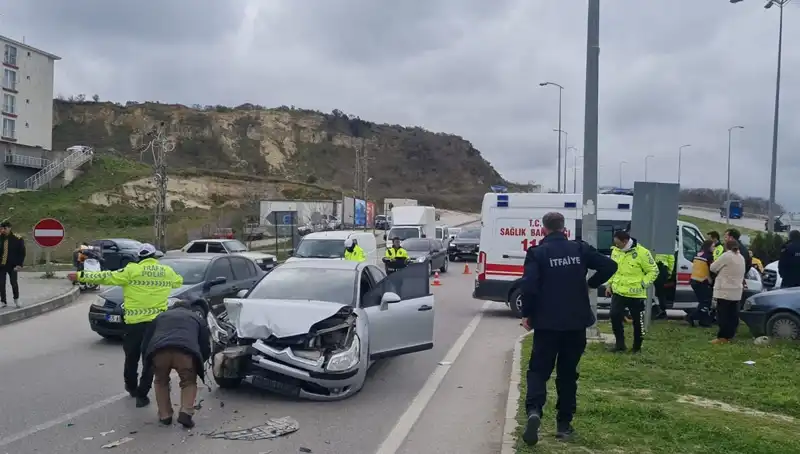 Sinop'ta Dikkat Çeken Trafik Kazası: Yaralılar Hastaneye Sevk Edildi