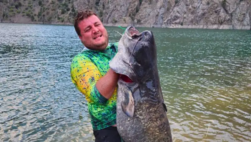 Amatör Balıkçılar Baraj Gölünde 100 Kilo Ağırlığında Devasa Balık Yakaladı!