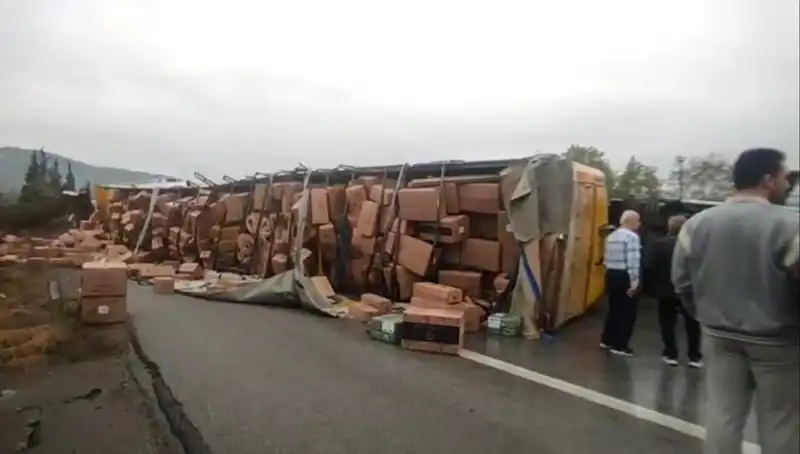 TEM Otoyolu'nda TIR Devrildi: Ankara Yolu Trajediyle Kapandı!