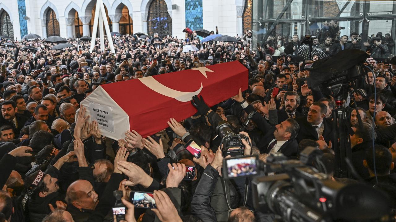 Türk Sanat Müziği'nin Ünlü İsmi Ferdi Tayfur Son Yolculuğuna Uğurlandı