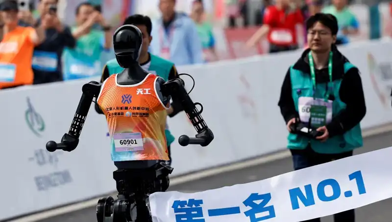 Çinli Robotlar Maratonda İnsanlarla Yarışarak Yapay Zeka Sınırlarını Zorluyor