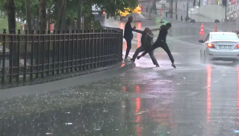 İstanbul ve İzmir İçin Meteorolojiden Turuncu Kodlu Uyarı: Neler Oluyor?