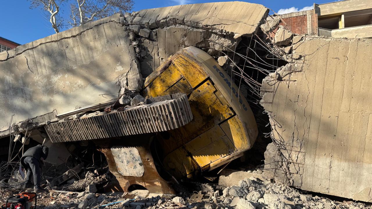 Uşak'ta İş Makinesi Kaza Sonucu Yıkım Sırasında Çöktü
