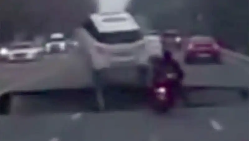 Güney Kore'de Otoyolda Oluşan Dev Çukur, Motosikleti Yuttu: Olayın Ayrıntıları