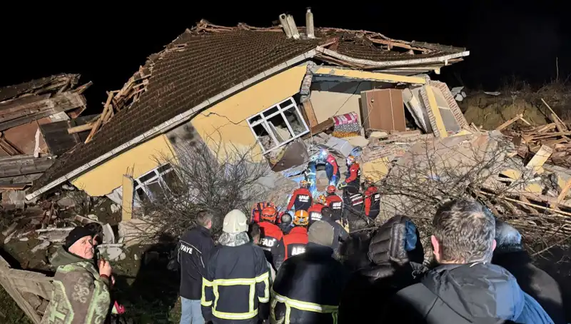 Sinop'ta Heyelan Faciası: 3 Ev Yerle Bir Oldu, Gözyaşları Sel Oldu