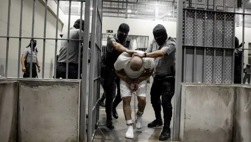 Trump'ın Cesur Kararı: El Salvador'da Göçmen Sorununa Çözüm Arayışı