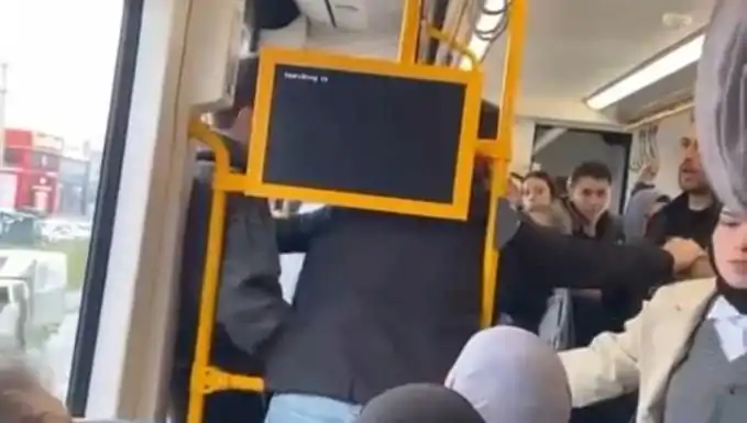 İstanbul Metro'da Tekme Tokat Kavga: Yolcular Arasında Büyük Panik Yaşandı