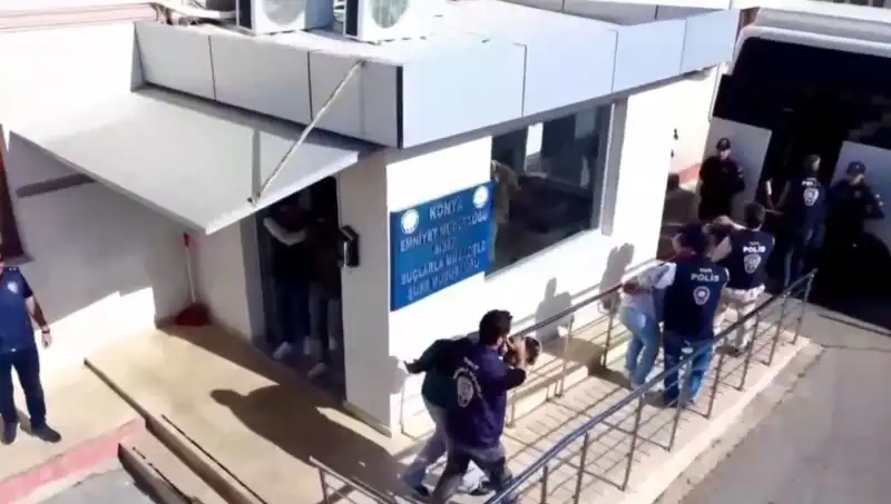 Türkiye'de Büyüyen Dolandırıcılık Ağına Büyük Darbe: 10 İlde 13 Tutuklama