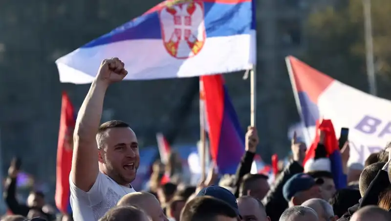 Sırbistan'ı Vermeyiz: Vucic'in Mitingine Yoğun İlgi!