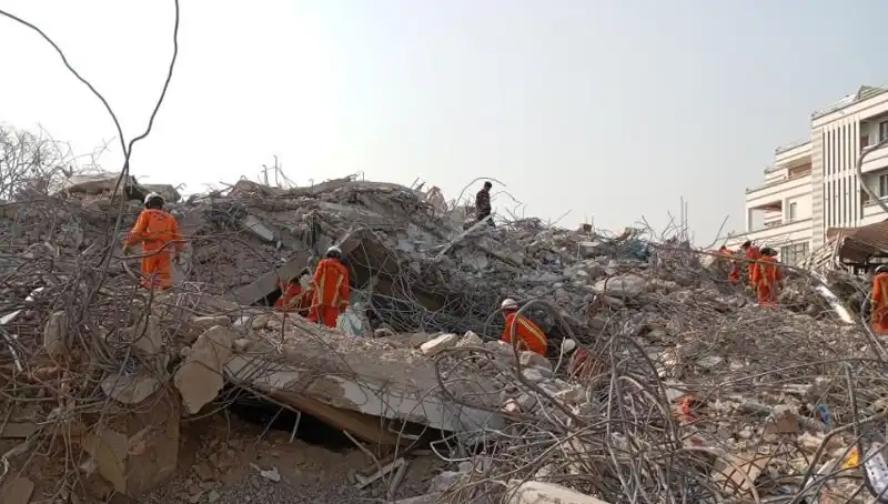 Türk Kurtarma Ekipleri Myanmar'da: Enkazdan Sağ Çıkan Kişi Hayat Buldu