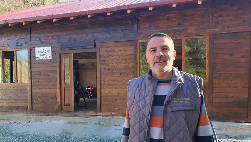 Köy Muhtarı Zorlu Şartları Aşarak Ahşap Sosyal Tesis Yaptı