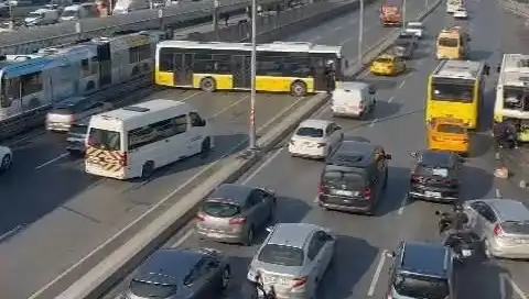 İstanbul’da Trafiği Felç Eden Kaza: İETT Otobüsü İki Araca Çarptı