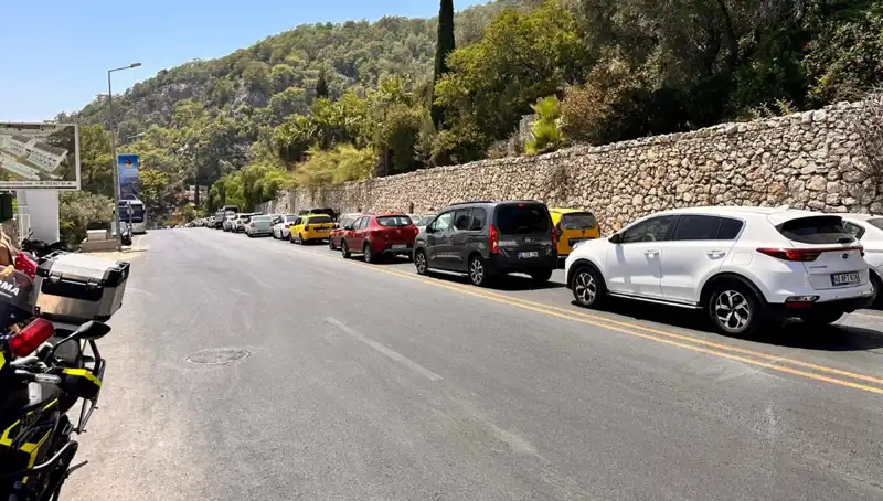 Fethiye-Ölüdeniz Yolunda Tatilci Yoğunluğu: 3 Kilometrelik Kuyruk Oluştu!