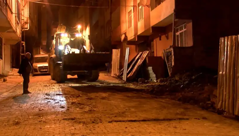 Bağcılar’da Tehlike Alarmı: Yana Doğru Eğilen Bina Boşaltıldı