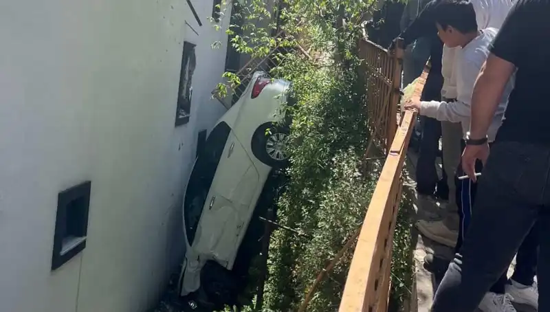 Kağıthane'de Dehşet Anları: Yolda Metrelerce Sürüklenen Araç Kazası