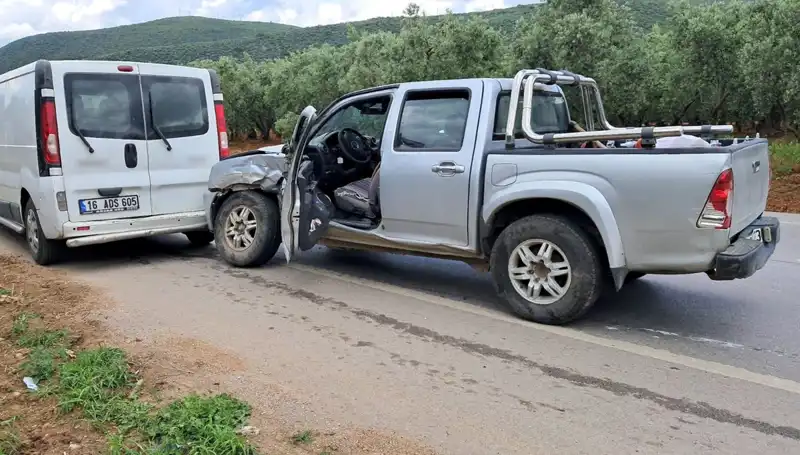 Bursa'da Minibüs ve Kamyonet Çarpıştı: İki Yaralı Var