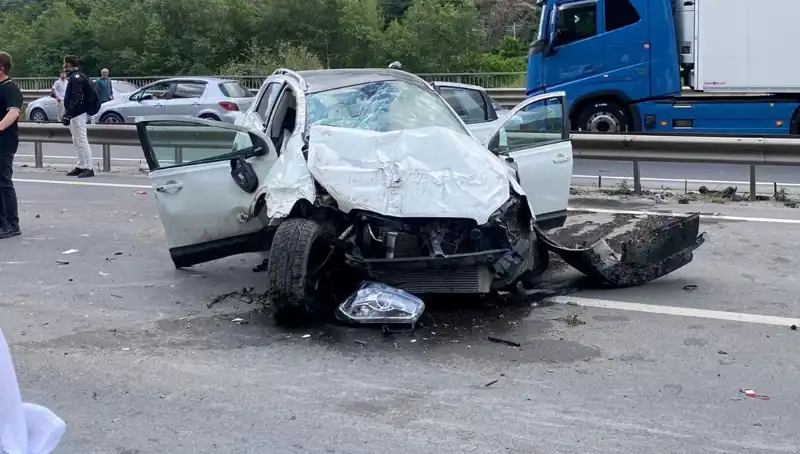 Beton Kanal ve Bariyerlere Çarpan Araçta Üç Yaralı Oluştu