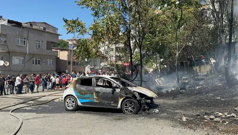 Gecekondudaki Yangın, Park Halindeki Aracı Alevler İçinde Bıraktı!