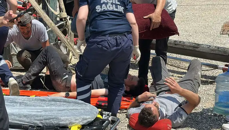 Bayrak Asma İşlemi Korkunç Bir Kazaya Dönüştü: İki İşçi Yaralandı