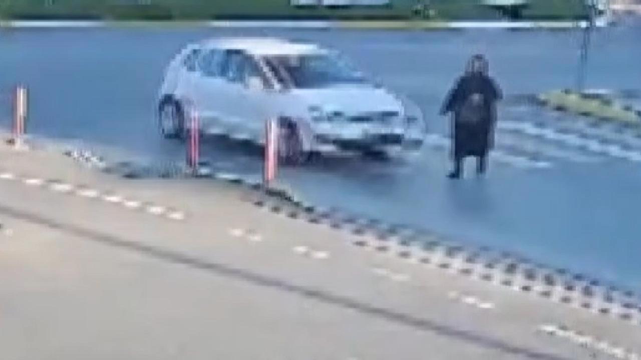 Yardım beklerken ikinci kazayı geçiren kadın sürücü kurtarıldı