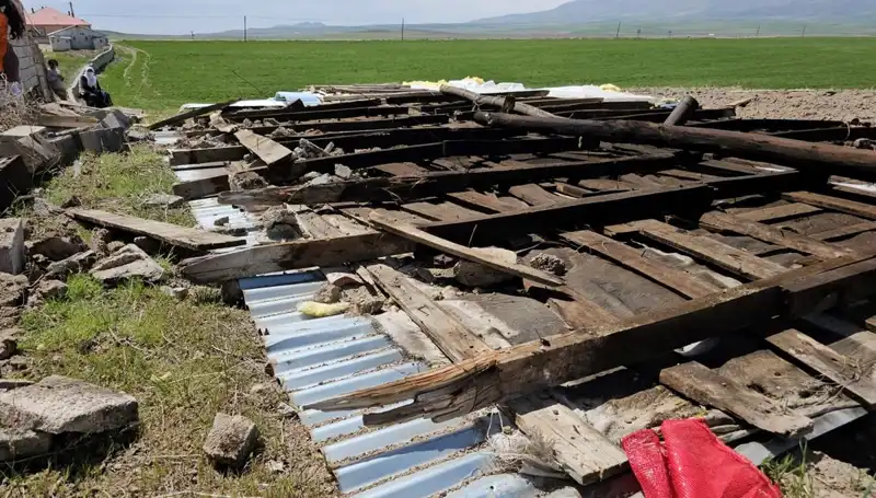 Bitlis'te Şiddetli Fırtına Hayatı Olumsuz Etkiledi: Çatılar Uçtu!