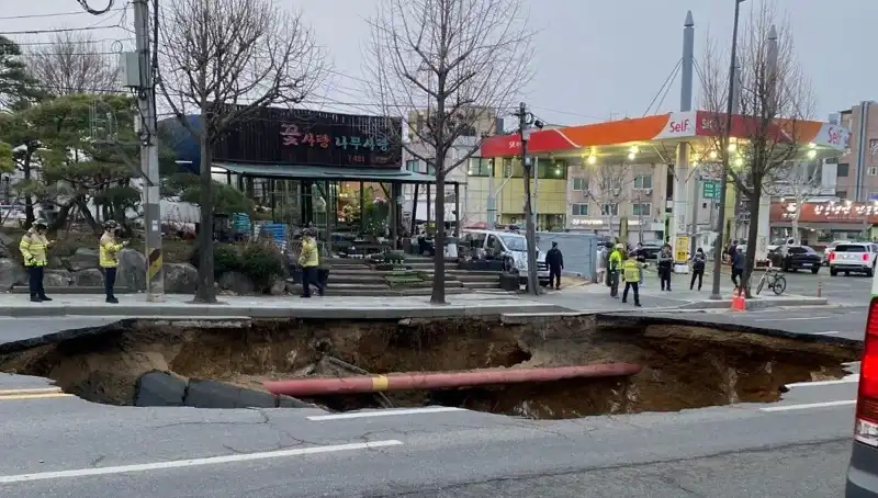 Güney Kore'de Motosiklet Yutan Dev Çukur: Felaketin Detayları Ortaya Çıktı