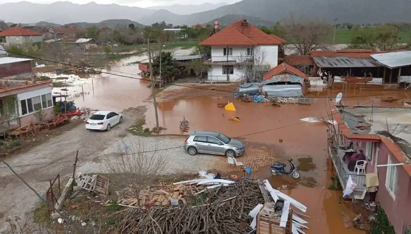 Burdur'da Şiddetli Yağış ve Sel Felaketi: Evler ve Ahırlar Sular Altında Kaldı