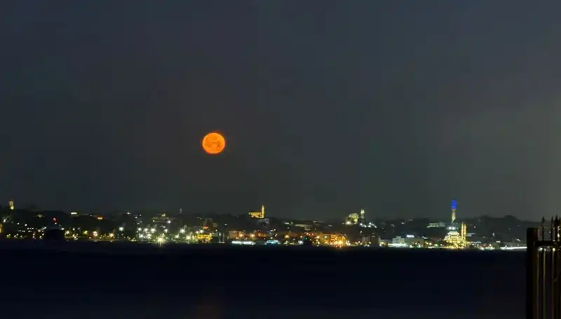 İstanbul'u Sarmalayan Çilek Dolunayı: Tabloluk Manzaralar ve Doğa Güzellikleri