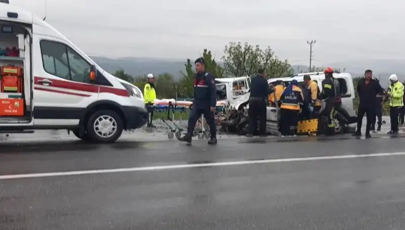 Denizli’de Feci Kaza: İki Araç Kafa Kafaya Çarpıştı, Hayatını Kaybedenler Var