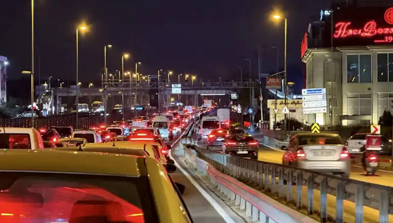 Yenibosna Metrobüs Yaya Üst Geçidinde Çalışmalar Hızla Devam Ediyor!