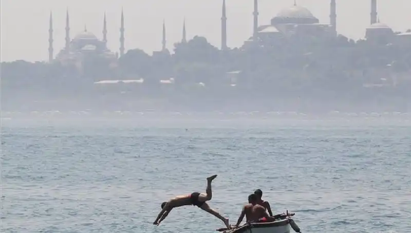 Aşırı Sıcaklar Geliyor: Türkiye'de Termometreler 44 Dereceyi Görecek